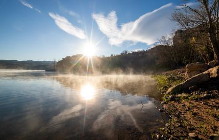 La mañana de otoño se despierta en el pantano de Sau.