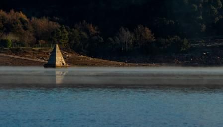 La punta del campanario sobresale de las aguas del pantano de Sau.