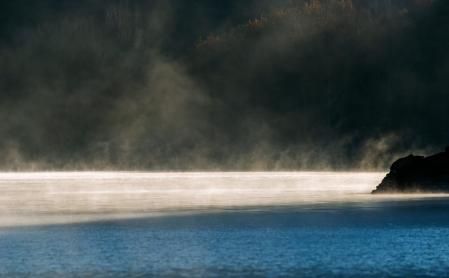 El pantano de Sau humeante.