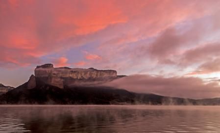 Reportaje fotográfico sobre el amanecer de diciembre en el embalse de Sau, a las puertas del invierno.