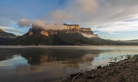 Reportaje fotográfico sobre el amanecer de diciembre en el embalse de Sau, a las puertas del invierno.
