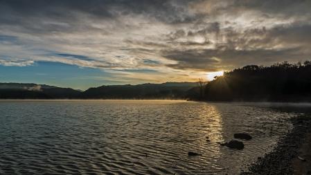 Reportaje fotográfico sobre el amanecer de diciembre en el embalse de Sau, a las puertas del invierno.