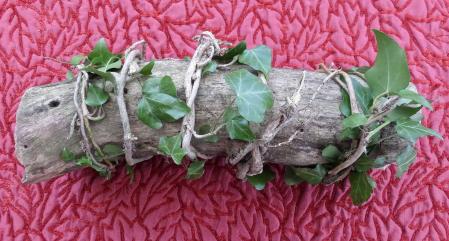 Tronco de Yule con hiedra.