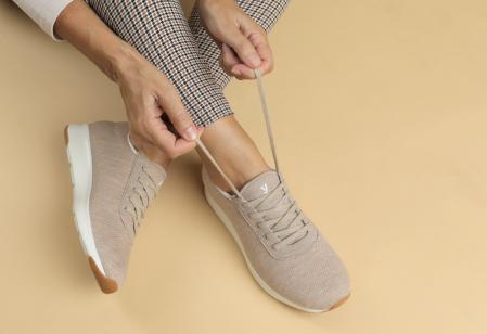 Modelo Sport en beige para mujer.