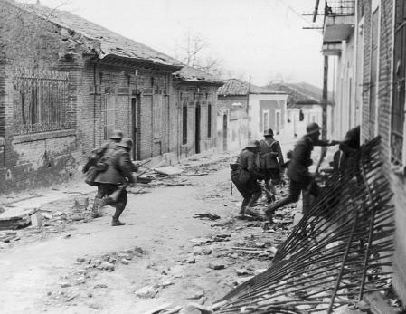 Tropas sublevadas asaltando un barrio de Madrid durante la Guerra Civil.