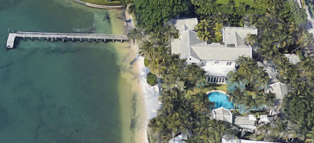 La finca dispone de piscina, spa y embarcadero.