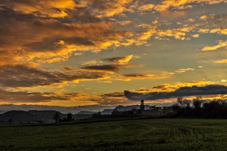 Paisaje al atardecer en los alrededores de Manlleu.