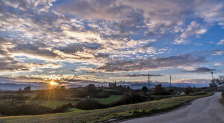 Empieza la puesta de sol en las afueras de Manlleu.