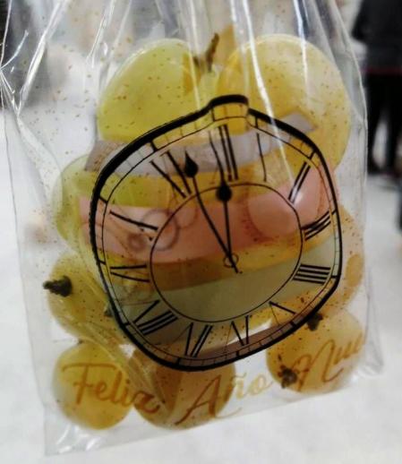 Bolsitas con los 12 granos preparados para las Campanadas, en Mercabarna