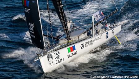 El Yes We Cam, un Imoca Open 60 de la generación anterior a los modernos veleros diseñados con hidrofoils laterales