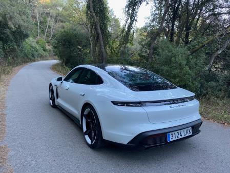 Al acercarse al coche con la llave en el bolsillo, los tiradores de las puertas emergen eléctricamente 