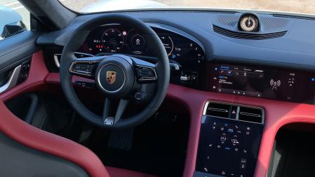 El interior, de estilo muy deportivo, está totalmente digitalizado 