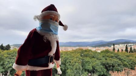 Papa Noel con mascarilla y el macizo del Garraf de fondo: postal de Navidad desde Gavà.
