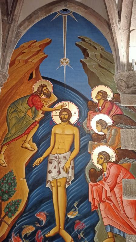 Mural del 'Bautismo de Jesús' en la iglesia de Hostalric.