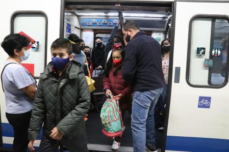 Metro de Madrd. Personas con mascarillas en el interior de los vagones