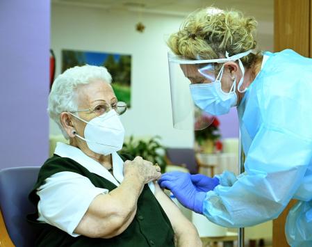 Araceli Hidalgo, de 96 años, se convirtió en la primera española en recibir la vacuna de Pfizer el pasado 27 de diciembre.AFP PHOTO /LA MONCLOA /BORJA PUIG DE LA BELLACASA“”