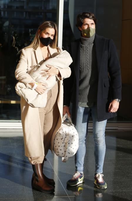 María Pombo y Pablo Castellano durante la presentación ante los medios de su hijo Martín Castellano Pombo