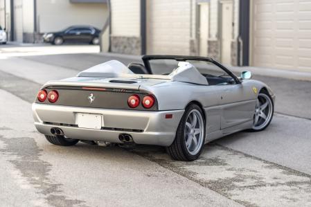 Aspecto posterior del Ferrari F355 Spider&nbsp;