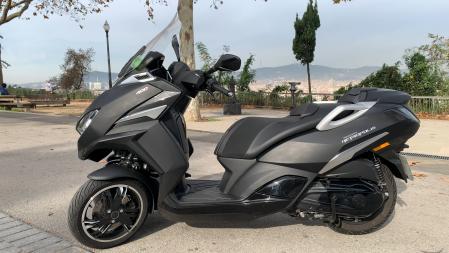 Se trata de un modelo de gran formato con un sistema de doble rueda delantera por basculante.