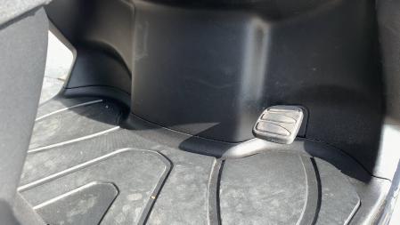 El pedal de freno es necesario para su homologación como triciclo y poder conducirlo con carnet de coche, aunque es mucho más efectivo frenar con las manetas de scooter de toda la vida.