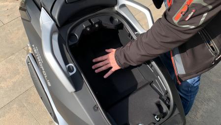 Su doble cofre es generoso, aunque solo acepta un casco integral en el trasero y uno tipo Jet en el principal.