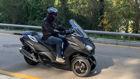 El doble tren delantero doble da una gran seguridad, especialmente en materia de estabilidad.