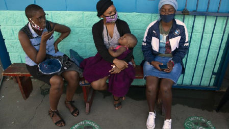 Espera para someterse a un test de la Covid en Johannesburgo.