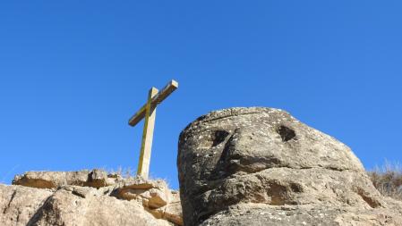 Detalle de la escultura tallada en la roca del Tossal de les Forques.