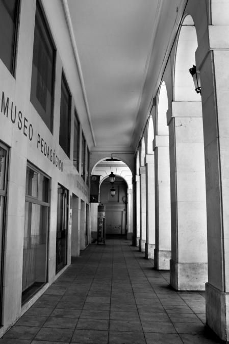 En los soportales de la Plaza del Mercado de Huesca.