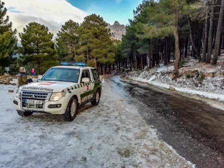 La nieve dificulta la circulación de vehículos y puede llevar al cierre de algunas vías&nbsp;