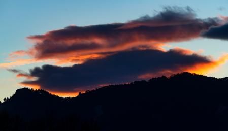 Espectáculo en la luz y en las formas de las nubes lenticulares en Gurb.