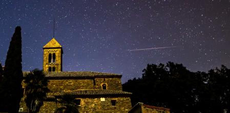 Lluvia de estrellas fugaces Cuadrántidas en la iglesia de Sant Julià Sassorba.