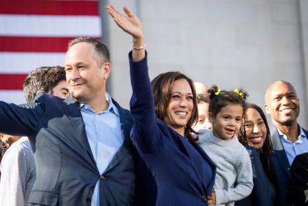 Harris con su esposo Douglas Emhoff en un mitin de lanzamiento de campaña el 27 de enero del 2019 en Oakland