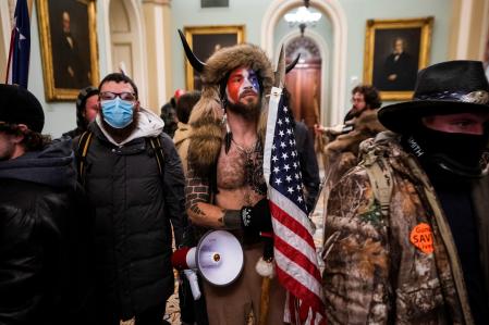 El peculiar 'vikingo' fue uno de los manifestantes a favor de Donald Trump que irrumpieron en el Capitolio de los Estados Unidos el pasado 6 de enero. EFE/ JIM LO SCALZO
