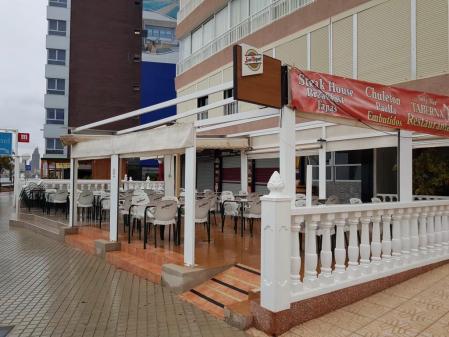 Terraza vacía en Benidorm, donde las restricciones se suman a la falta de turistas.