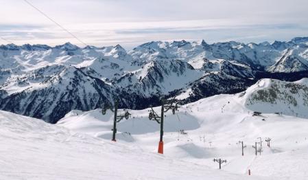 Remontes de pistas de esquí de Baqueira Beret junto al Clot de la Llança