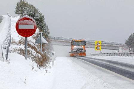 La nueva normativa prohibirá los adelantamientos en autopista o autovía con hielo o nieve 