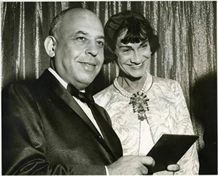 Coco recibe en 1957 el premio Neiman Marcus Fashion como la más influyente del siglo en su ámbito.