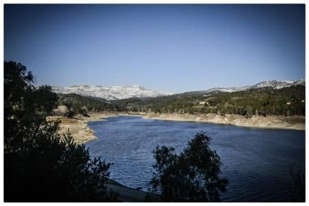 Vista del pantano de Riudecanyes con las montañas nevadas de fondo.
