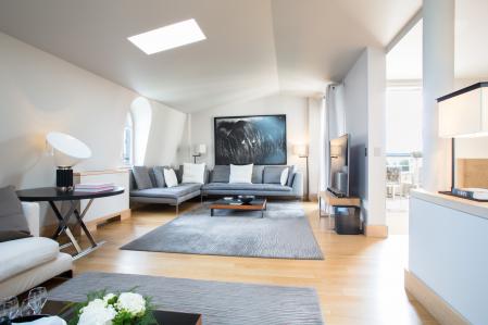 El apartamento 10 de La Réserve tiene un lounge espectacular, amplio e iluminado