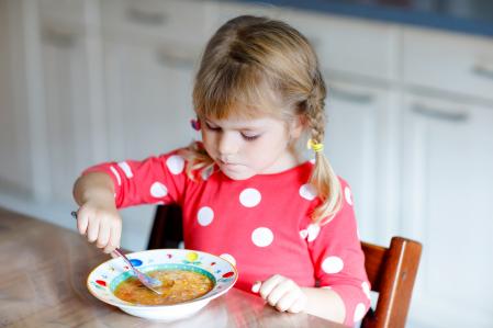 El método de crianza actual enseña a los niños a ser independientes desde muy temprana edad.