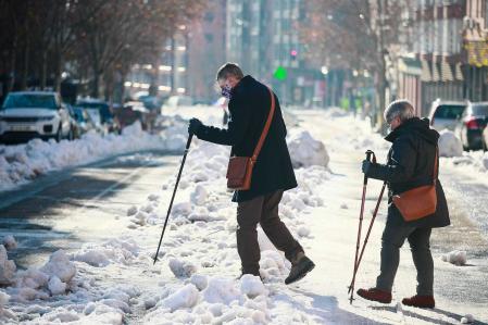 Vecinos de Madrid caminan con palos para evitar resbalar en las calles heladas