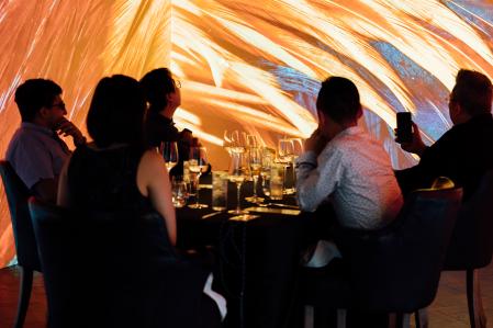 Una foto de los comensales que participaron en el menú ofrecido por el restaurante 