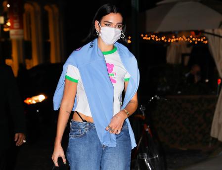Dua Lipa con pantalón de tiro bajo por Nueva York