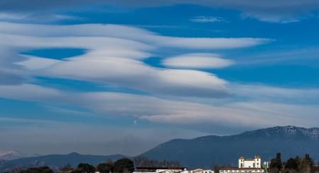 Paisaje con nubes lenticulares este invierno en Manlleu.