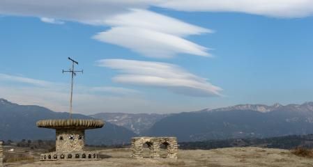 Paisaje con nubes lenticulares este invierno en Manlleu.