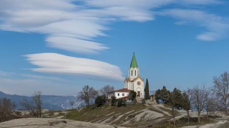 Paisaje con nubes lenticulares este invierno en Manlleu.