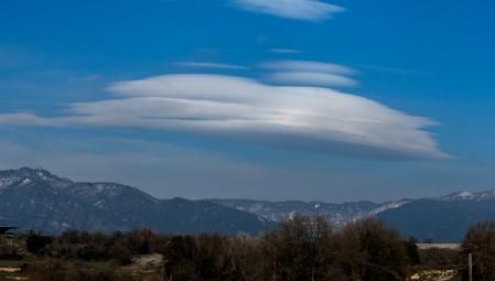Paisaje con nubes lenticulares este invierno en Manlleu.