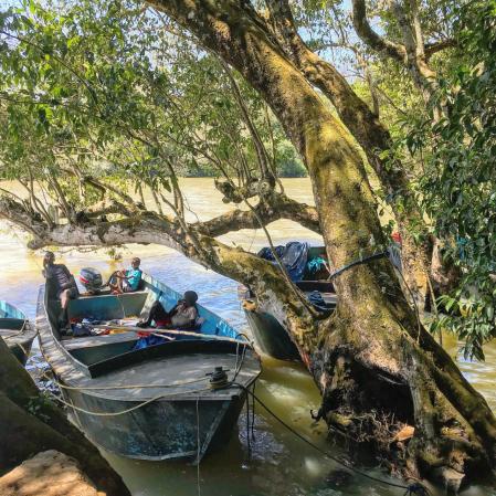 Pescadores a la sombra tras su trabajo