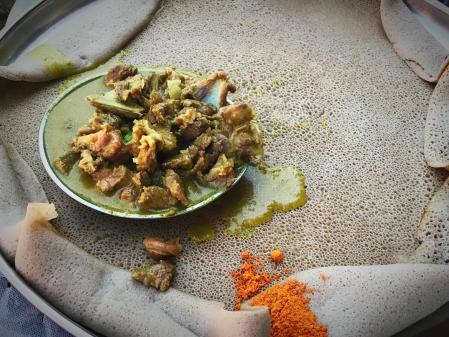 Comida típica a base de pan, aceite, pimentón y carne.